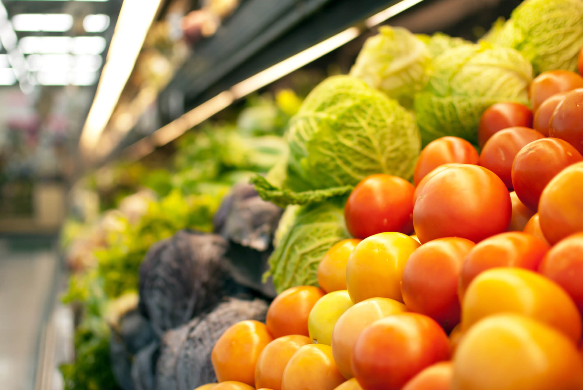新鮮な野菜と果物が並ぶスーパーマーケットの棚
